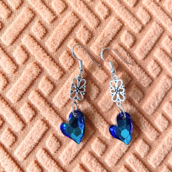 Blue crystal beaded heart earrings - Picture 3 of 3
